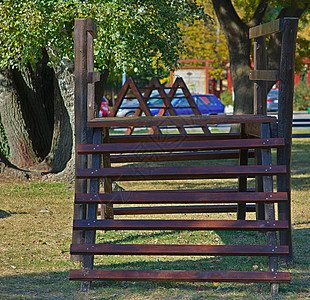 公共公园木制儿童攀爬玩具梯子花园游戏娱乐孩子们童年活动场地院子木头图片