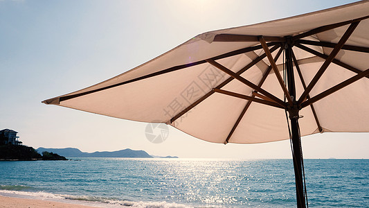 白布彩色纹理海滩伞阳光阳伞蓝色风景耀斑旅行织物地平线三脚架白色图片