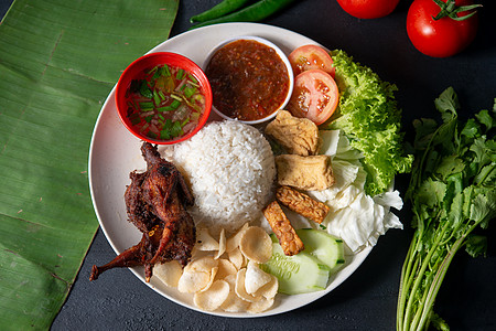 配有肉食物传统盘子烹饪鹌鹑早餐服务马来语香蕉辣椒图片