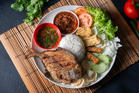 鱼和大米午餐传统小贩马来语豆腐鲳鱼烹饪美食盘子文化图片