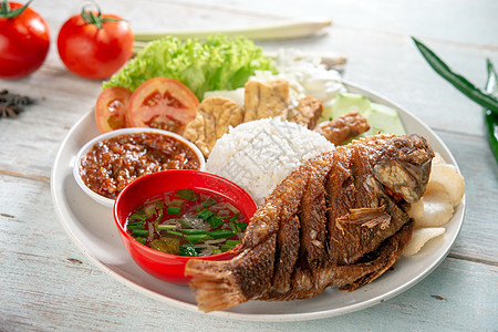 薯条鱼和大米马来语文化烹饪盘子黄瓜午餐美食油炸传统豆腐图片