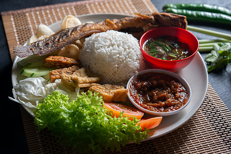 带Sambal的炒鱼大米辣椒鲶鱼烹饪豆腐文化传统马来语油炸炙烤盘子图片