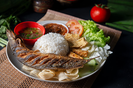 带Sambal的炒鱼大米黄瓜鲶鱼传统马来语烹饪盘子油炸食物海鲜小贩背景图片