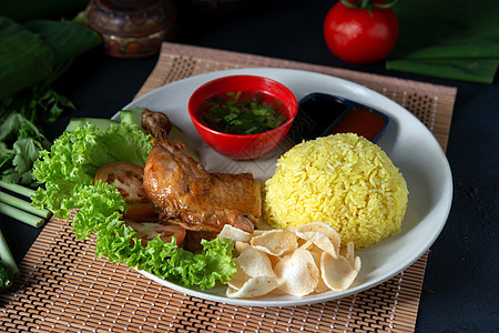 鸡米和鼓棍鸡腿油炸美食雄鸡大腿辣椒食物美味盘子午餐图片