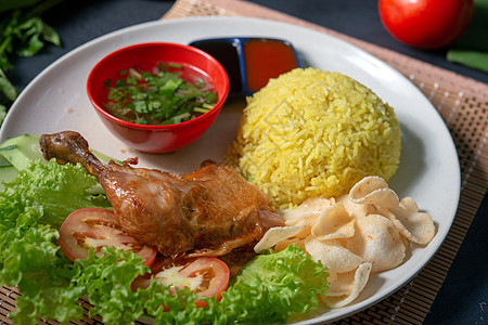 鸡米和鼓棍雄鸡食物炒饭油炸马来语美食服务辣椒午餐盘子图片