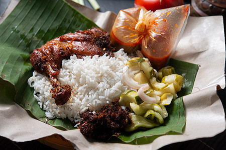 纳西莱马克库库斯椰子美味传统香蕉早餐黄瓜烹饪盘子牛奶食物图片
