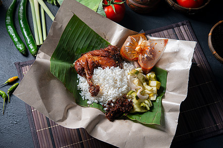 纳西莱马克库库斯美食马来语小贩香蕉炒饭雄鸡食物黄瓜辣椒传统图片
