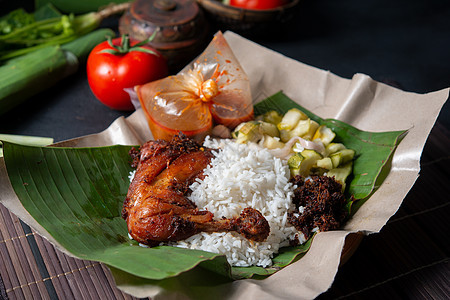 纳西莱马克库库斯椰子炒饭盘子文化传统香蕉牛奶黄瓜食物烹饪图片
