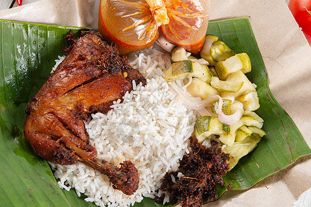 纳西莱马克库库斯美食传统美味盘子食物炒饭椰子早餐香蕉油炸图片