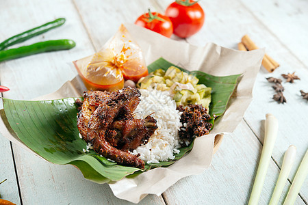 Nasi lemak 库库斯和辣椒炒饭椰子叶子小贩鹌鹑文化早餐传统烹饪图片