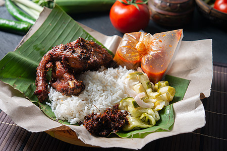 Nasi lemak 库库斯和文化黄瓜香蕉盘子早餐传统食物叶子马来语美味图片