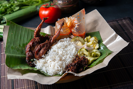 Nasi lemak 库库斯和油炸早餐传统小贩美味鹌鹑椰子叶子文化美食图片