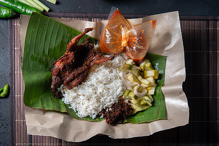Nasi lemak 库库斯和香蕉油炸叶子小贩黄瓜炒饭文化传统美食盘子图片