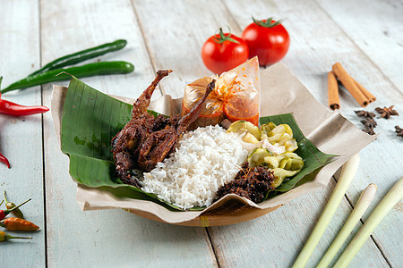 Nasi lemak 库库斯和叶子黄瓜鹌鹑椰子美味马来语传统美食油炸小贩图片