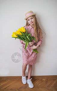 穿粉红裙子 有黄色郁金香的少女图片