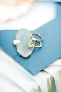 海壳上的金金婚环订婚丈夫戒指仪式结婚男人女士白色珠宝夫妻图片