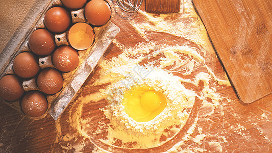 用于烘烤的成分和用具 在壁画背景上 顶级视图蛋黄牛奶粉末厨房滚动食谱工具坚果糕点甜点图片