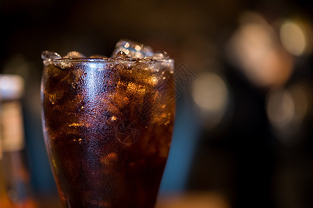 一杯加冰的可口可乐茶点冰镇立方体杯子黑色液体苏打玻璃可乐棕色图片