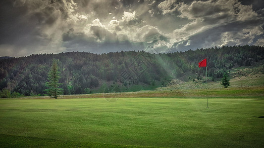 高尔夫霍尔与太阳光束在蒙大拿度假村天空场地爬坡绿色运动高尔夫球环境图片