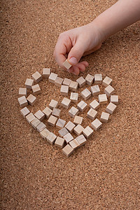 小木块形成心形或情人节象征立方体手工稻草图片