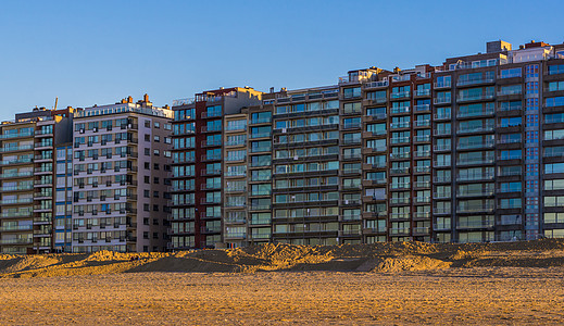 比利时布兰肯贝赫海滩的公寓楼 现代比利时建筑图片
