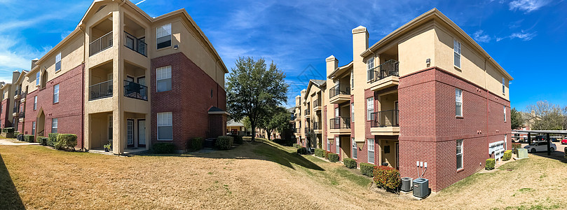 特城绿草草后院的全景公寓楼群花园财产住房住宅停车场建筑车库阳台房子建筑学图片