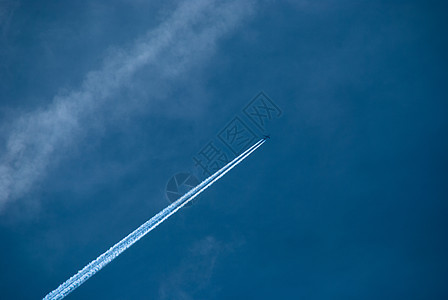 飞越天空的平面图片