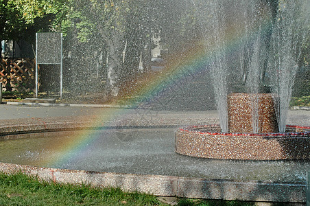 索非亚Zaimov或Oborishte公园内许多喷泉与不同节目及彩虹的景象树干中心城市绿色叶子小路大理石民众团体地标图片