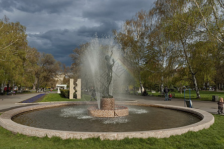 索非亚Zaimov或Oborishte公园内许多喷泉与不同节目及彩虹的景象花园程序绿色城市建筑学旅游民众大理石中心树干图片