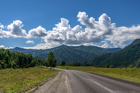 夏日山中的道路场地沥青森林国家天空蓝色绿色风景山脉乡村图片