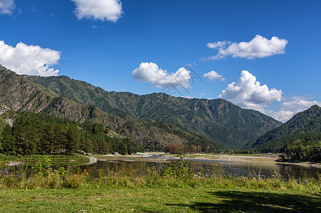 湖中有许多青绿的山岳图片