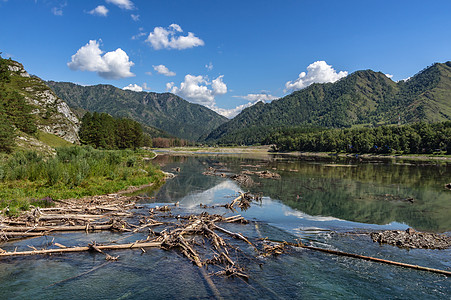 山中河流的景象山脉旅游风景爬坡森林天空全景反射绿色石头图片