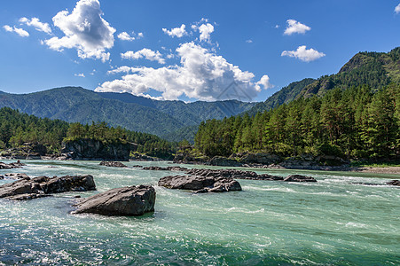 山中河流的景象爬坡蓝色岩石石头森林树木绿色风景顶峰旅行图片