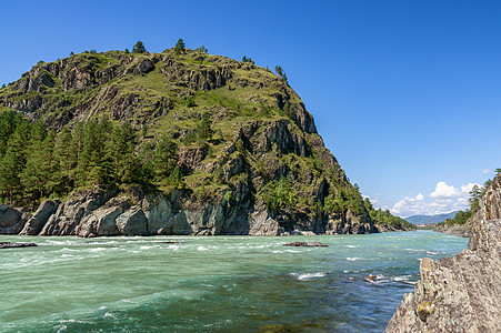 山中河流的景象全景旅行风景森林树木绿色蓝色顶峰岩石卡通图片