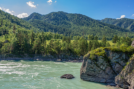 山中河流的景象蓝色顶峰卡通风景森林岩石树木全景石头爬坡图片