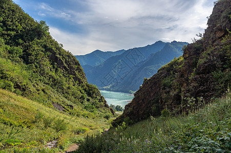 在山之间 有一条狭窄的道路 它覆盖青绿的天空森林爬坡石头风景海岸全景山脉公园绿色图片