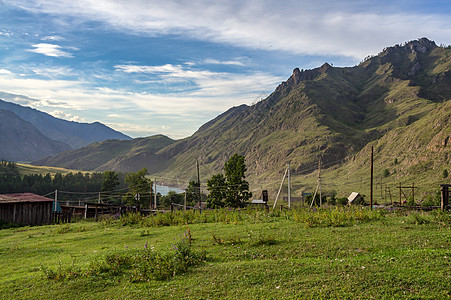 阿尔泰夏季山区地貌图景绿色旅游公园蓝色全景反射森林风景爬坡树木图片