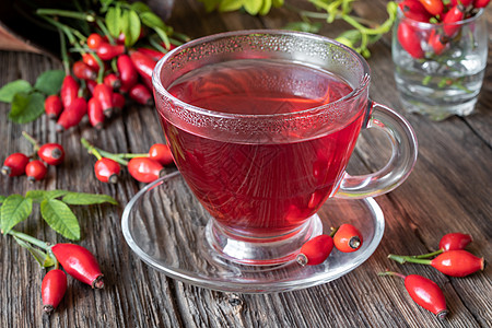 一杯玫瑰茶 新鲜的玫瑰山楂水果浆果自然荒野杯子饮食野蔷薇草本植物药物图片