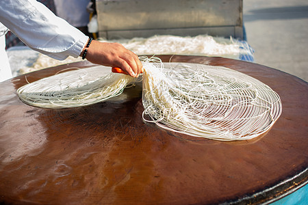 土耳其沙漠卡达伊夫糕饼的制作机器蜜饼糕点火鸡面包面团白色甜点果仁细绳图片