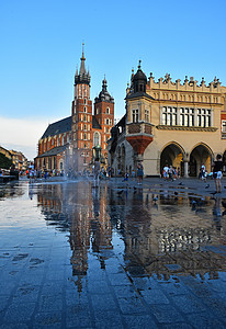 波兰克拉科夫市主市场广场大教堂大厅建筑学反射蓝色地标正方形女士历史吸引力图片