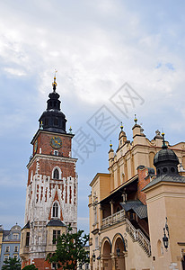 波兰克拉科夫市市政大厦塔和克罗赫厅旅行正方形旅游吸引力市场历史城市地标蓝色多云图片