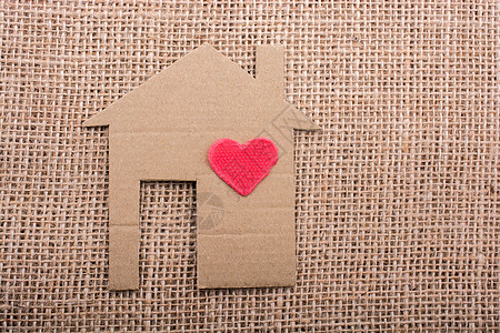 家庭形状上的心脏形状 从纸上剪除帆布小屋住宅建筑学商业房子住房塑像纸板建筑图片