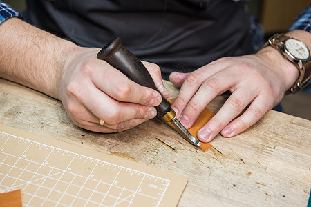皮革制品手工工艺生产的概念男人商业机器裁缝设计师缝纫精神工作桌子男性图片
