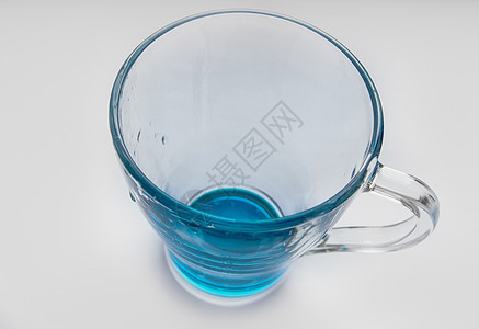 清空清洁的蓝色透明玻璃杯 上面有水滴 顶视图图片