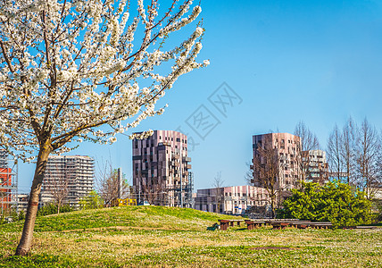 意大利的与现代建筑城市公园在春天图片