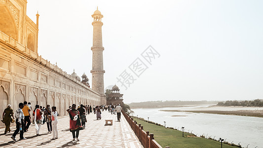 2019年1月在阿格拉(Agra)的Taj Mahal 泰姬Mahal和花园后侧四根柱子之一(Mehtab Bagh)的光辉景象图片