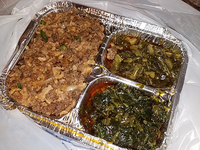 埃塞俄比亚食品牛肉金属托盘和绿菜三色西红柿图片