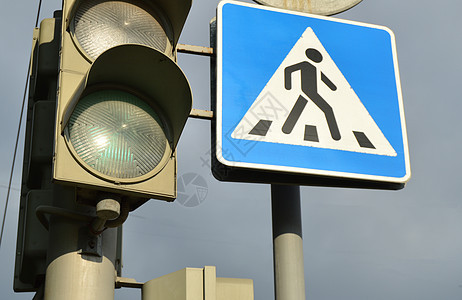 在云天背景下的行人交叉路口和交通灯 道路安全概念上 在云层背景上签字红绿灯警告斑马天空蓝色通道规则信号城市教育图片
