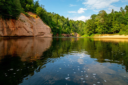 拉脱维亚有河流 悬崖和森林的景观假期木头石头洞穴风景反射天空峡谷树木环境图片