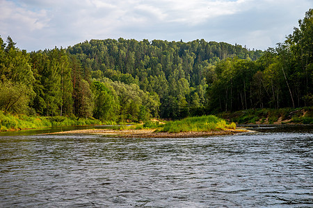 河流和绿林的景观天空风景场景反射衬套环境国家海岸线晴天季节图片